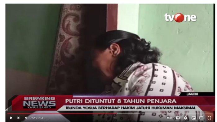 Sambil bersandar ke tembok rumahnya, Rosti Simanjuntak tak bisa berhenti menangis. Ia sangat kecewa Putri Candrawathi dituntut 8 tahun penjara.