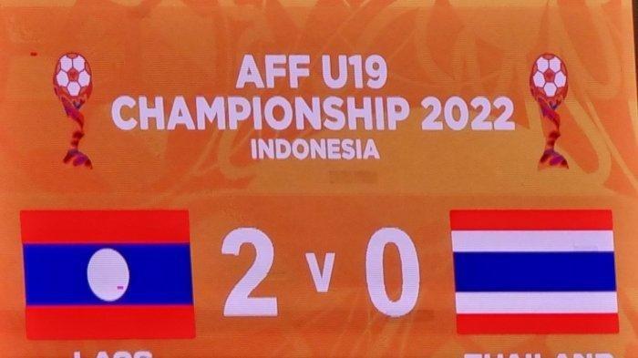 SKOR 2-0: Laos U-19 menang 2-0 atas Thailand U-19. Timnas Laos U-19 dan Malaysia U-19 akan saling berhadapan di babak final AFF U-19 2022. Keduanya menang di babak semifinal. Malaysia U-19 menang atas Vietnam U-19 3-0 sedangkan Laos U-19 menang atas Thailand U-19 dengan skor 2-0.
