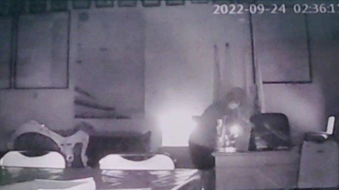 Tangkapan layar rekaman CCTV menyorot aksi pencurian alias maling di SMPN 36 Jakarta Cipinang Cempedak, Jatinegara, Jakarta Timur, Sabtu (24/9/2022).