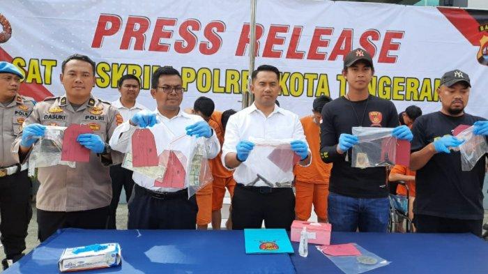 Satreskrim Polresta Tangerang berhasil meringkus delapan pencuri motor ulung dalam waktu singkat yang beroperasi di kawasan Kabupaten Tangerang. Dua diantaranya merupakan residivis dengan kasus yang sama, Senin (28/11/2022).