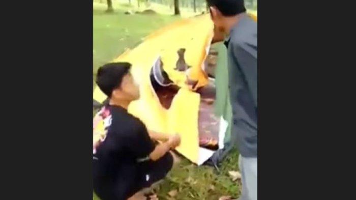 Dua warga hanya bisa melongok sesaat sepasang mahasiswa mahasiswi tersambar petir saat berkemah di dalam tenda di Bukit Waruwangi, Kecamatan Cinangka, Kabupaten Serang, Jumat (23/9/2022).