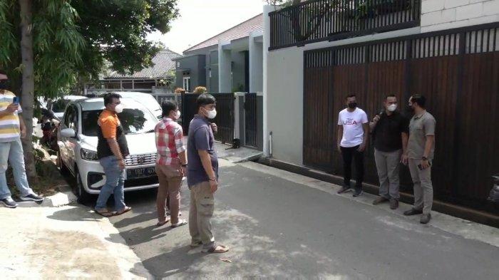 Sejumlah anggota polisi dari Polresta Serang mendatangi rumah Nikita Mirzani di kawasan Pesanggrahan, Jakarta Selatan, Kamis (14/7/2022).
