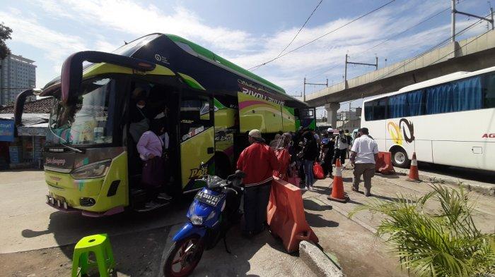 Sejumlah penumpang bus AKAP tiba di Terminal Lebak Bulus, Kebayoran Lama, Jakarta Selatan, Minggu (8/5/2022).