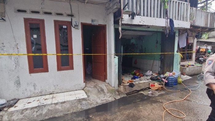 Sejumlah rumah ludes terbakar dan alami kerusakan pasca-kebakaran melanda kawasan Jalan Swadaya V, Cempaka Baru, Kemayoran, Jakarta Pusat pada Kamis (22/9/2022). Kebakaran dipicu korsleting listrik ini juga mengakibatkan kaki adik alami luka bakar.