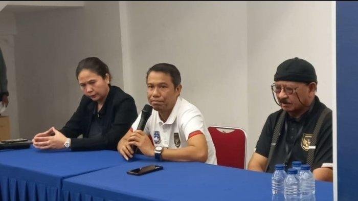 Sekjen PSSI Yunus Nusi (tengah) bersama dengan Wasekjen PSSI Maaike Ira Puspita dan Dokter PSSI Syarif Alwi saat melakukan konferensi pers terkait tragedi Stadion Kanjuruhan di Stadion Madya, Senayan, Jakarta, Minggu (2/10/2022).