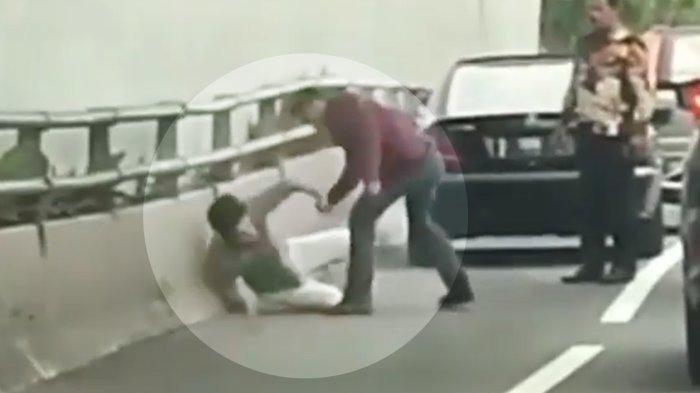 Seorang pemuda dihajar di Tol Dalam Kota Gatot Subroto arah Cawang terekam video. Pemuda itu dihajar oleh pengendara dengan pelat nomor dengan seri RFH. Video pemukulan itu diunggah netizen di instagram pada Sabtu (4/6/2022) sore