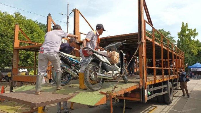 Sepeda motor milik peserta mudik gratis saat diangkut ke truk di Terminal Pulogadung, Jakarta Timur, Selasa (26/4/2022).