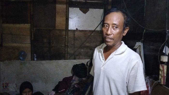 Sopir bajaj penghuni kolong tol RT 09 RW 016 Kelurahan Penjaringan, Zainudin.