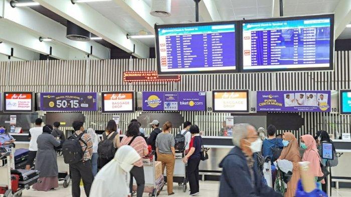 Suasana Terminal 1 Bandara Soekarno-Hatta H-7 menjelang Lebaran 2022 yang mulai dipenuhi penumpang pesawat yang hendak mudik, Minggu (24/4/2022).