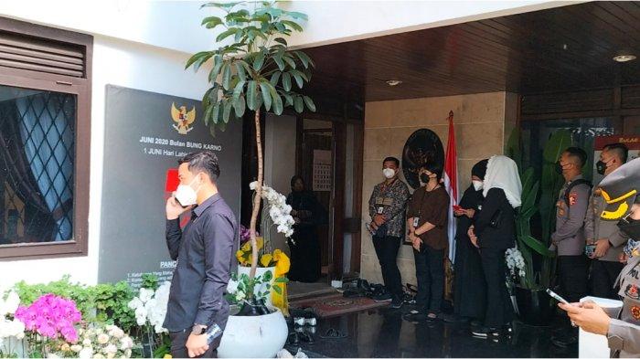 Suasana di rumah duka Menpan RB Tjahjo Kumolo di Jalan Widya Chandra IV, Kebayoran Baru, Jakarta Selatan, Jumat (1/7/2022).