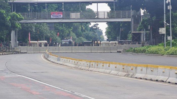 Suasana terkini arus lalu lintas di sekitaran Patung Kuda, Gambir, Jakarta Pusat, jelang demonstrasi Aksi Bela Rakyat Jilid 4 (Akbar 411) pada Jumat (4/11/2022). Barrier beton hingga kawat berduri dipasang membentang Jalan Medan Merdeka Barat arah menuju Istan Merdeka.