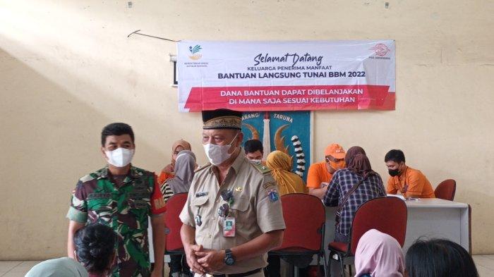 Suasana penyaluran BLT BBM dari Kementerian Sosial melalui PT Pos Indonesia di Ciracas, Jakarta Timur, Selasa (13/9/2022).