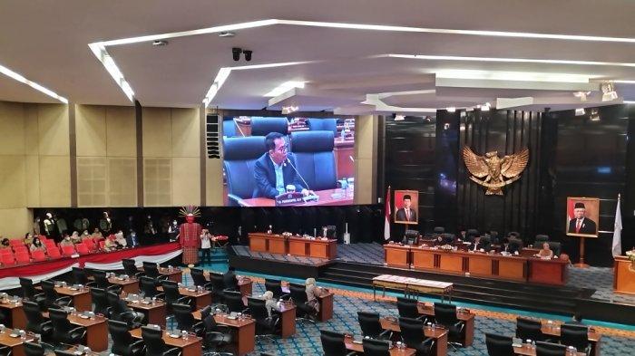 Suasana rapat paripurna penandatanganan nota kesepahaman atau memorandum of understanding (MoU) rancangan KUA-PPAS APBD DKI 2023, Selasa (8/11/2022)