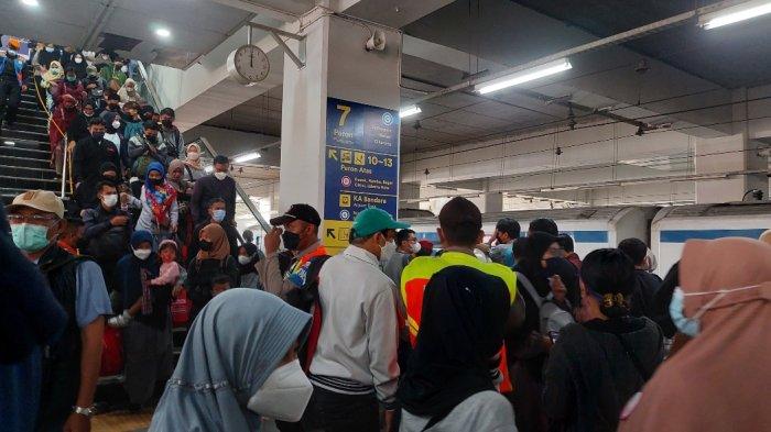 Suasana terkini Stasiun Manggarai, Sabtu (28/5/2022), seiring dengan adanya penyesuaian rute KRL lintas Bogor-Cikarang terkait adanya pekerjaan Switch Over (SO).