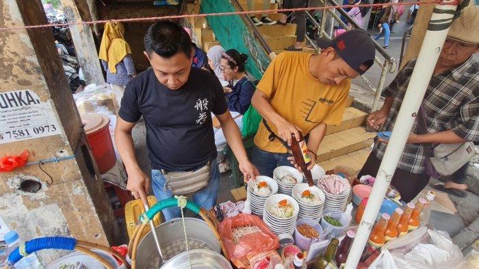 Suasana warung bakso Jedot di Pasar Tanah Abang, Jakarta Pusat pada Rabu (1/6/2022).