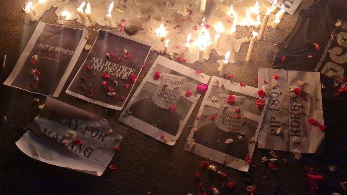 Suporter dari berbagai klub Indonesia menggelar acara menyalakan 1000 lilin dan tabur bunga di depan pintu masuk Asia Afrika, SUGBK, Senayan, Jakarta Pusat pada Minggu (2/9/2022) malam.