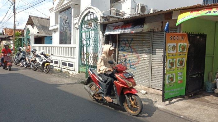 Tampak warung kelontong milik Jumardin di Jalan Skip, Matraman, Jakarta Timur, Kamis (1/9/2022).