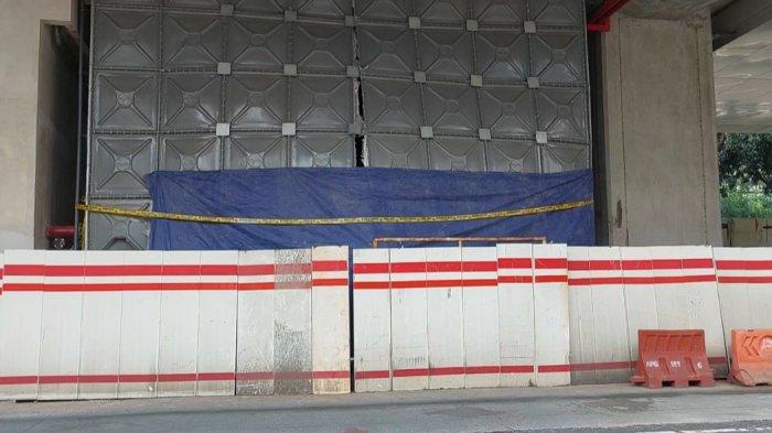 Tandon air proyek LRT di Jalan Rasuna Said yang sempat jebol pada Selasa (28/6/2022), telah dipasang garis polisi pada Rabu (29/6/2022).