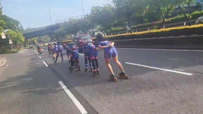 Tangkapan layar dari video viral aksi rombongan skate yang asyik melaju di tengah Jalan Gatot Subroto.