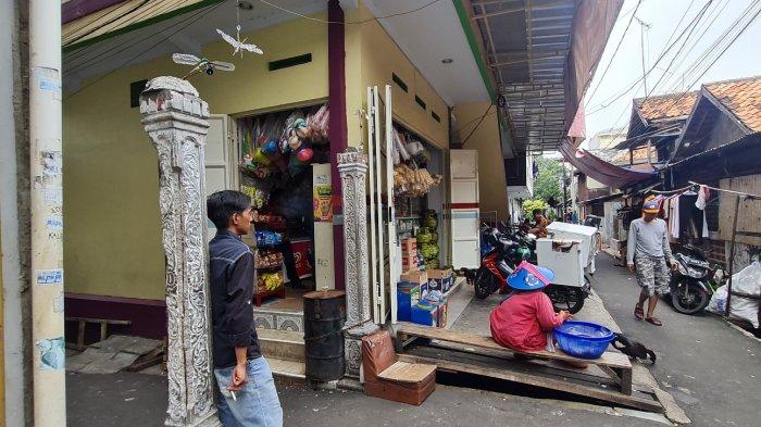 Suasana sekitar tempat tersangka tukang jahit berinisial EN (37) melakukan aksi bejat pencabulan terhadap anak 7 tahun di kamar mandi umum kontrakan di kawasan Tambora, Jakarta Barat, Rabu (30/11/2022).