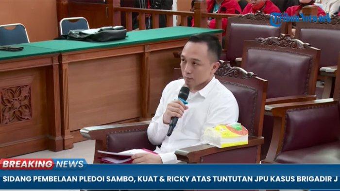 Punya 3 Anak yang Masih Kecil, Ricky Rizal Nangis Berharap Divonis Bebas dan Dipulihkan Martabatnya