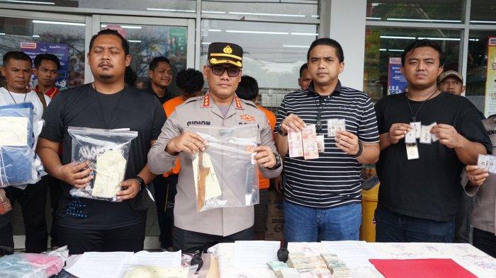 Kapolres Metro Bekasi Kombes Polisi Gidion Arif Setyawan menunjukkan tersangka dan barang bukti perampokan minimarket Alfamart MT Haryono 2 Kecamatan Setu, Selasa (6/12/2022).