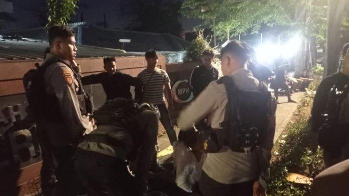 Tim Patroli Perintis Presisi Polres Metro Jakarta Barat berhasil menangkap sembilan remaja beserta barang bukti celurit yang hendak dipakai tawuran di wilayah Jakarta Barat, pada Senin (23/1/2023).