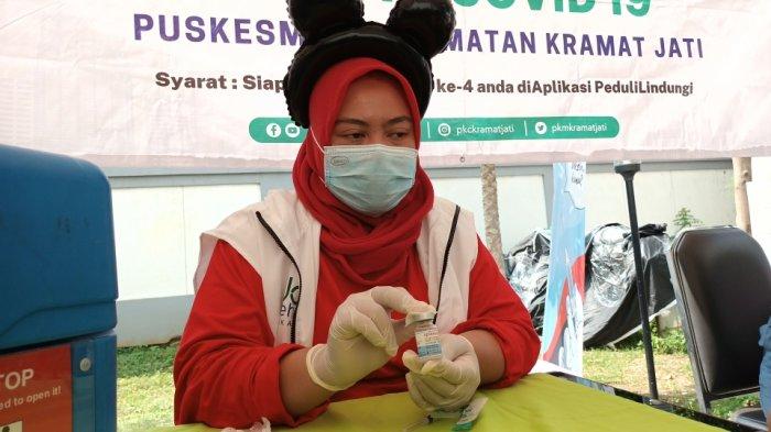 Tim vaksinator Puskesmas Kecamatan Kramat Jati saat menunjukkan vial atau tabung vaksin untuk vaksinasi Covid-19 booster kedua bagi tenaga kesehatan, Jakarta Timur, Selasa (2/8/2022).