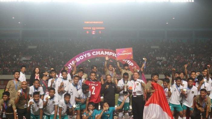 Timnas U-16 Indonesia, merayakan keberhasilan menjuarai Piala AFF U-16 2022 setelah mengalahkan Vietnam pada laga final, Jumat (12/8/2022) di Stadion Maguwoharjo, Sleman.