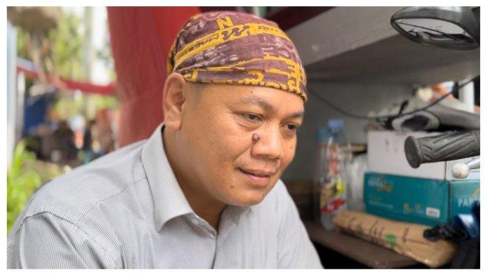 Tukang fotokopi keliling, Ade, saat dijumpai TribunJakarta di kawasan Gedung Perkantoran DPRD Kota Depok, Sabtu (26/11/2022).