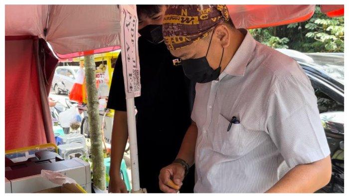 Tukang fotokopi keliling, Ade, saat dijumpai TribunJakarta di kawasan Gedung Perkantoran DPRD Kota Depok, Sabtu (26/11/2022).