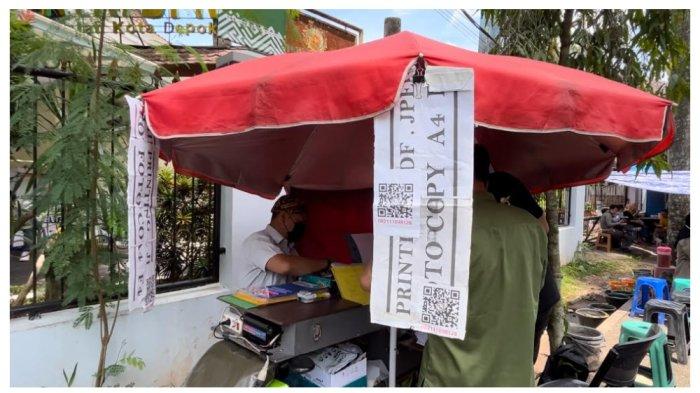 Tukang fotokopi keliling, Ade, saat dijumpai TribunJakarta di kawasan Gedung Perkantoran DPRD Kota Depok, Sabtu (26/11/2022).