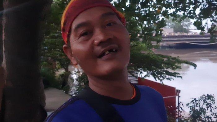 Tukang kopi, Sidik melihat saat mobil Granmax tercebur ke kali Cengkareng Drain, Cengkareng, Jakarta Barat pada Kamis (8/12/2022) sore.