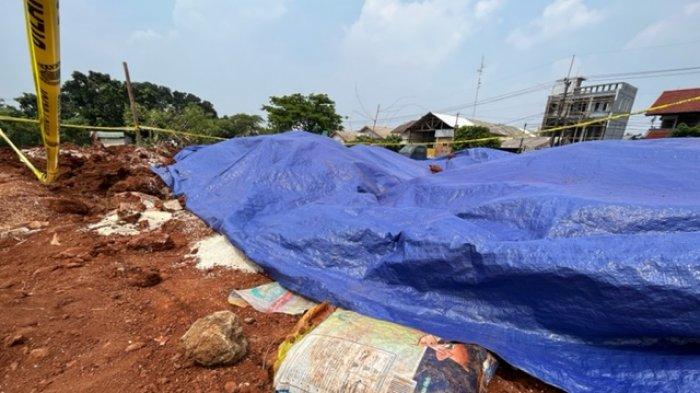 Tumpukan paket sembako diduga bantuan presiden yang diduga ditimbun di Lapangan KSU, Sukmajaya, Kota Depok, Rabu (3/8/2022). Terkini perusahaan jasa ekspedisi JNE mengakui melakukan penimbunan sembako berupa beras di dalam tanah.