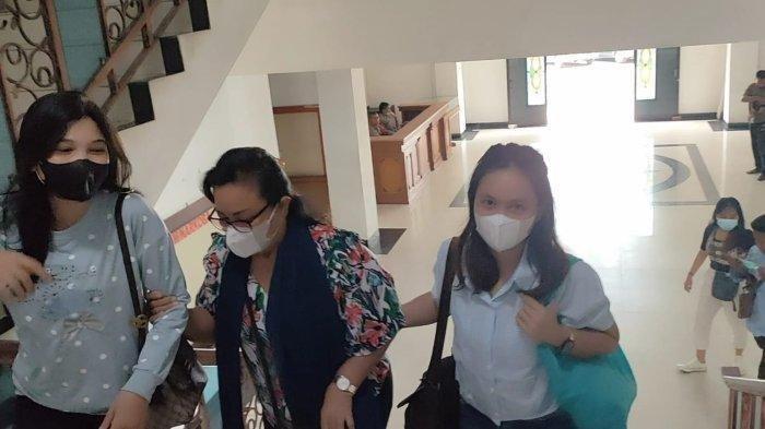 Vera Simanjuntak didampingi ibu Brigadir Yosua Rosti Simanjuntak datang ke Polda Jambi, Minggu (25/9/2022) siang.