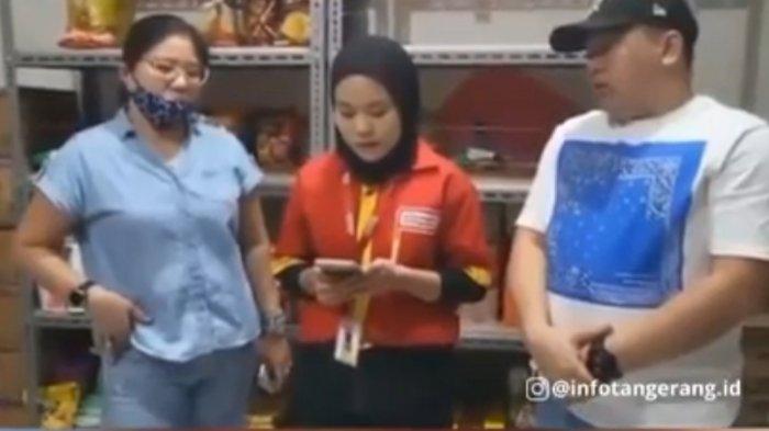 Viral karyawan Alfamart yang mengungkapkan perilaku emak-emak pencuri cokelat malah disuruh minta maaf karena diancam dikenakan pasal UU ITE.