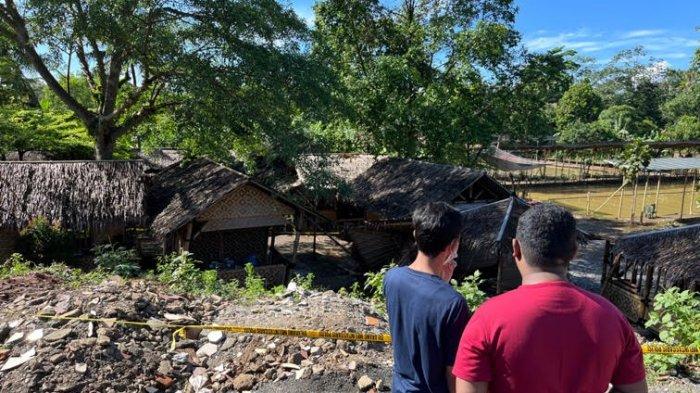 Warga dan pengendara berdatangan ke lokasi longsor maut di Rumah Makan Saung Tiga, Sawangan, Kota Depok, Jumat (3/6/2022).