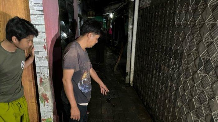 Warga menunjukan lokasi kejadian penusukan yang menewaskan JS, Jumat (13/1/2023).