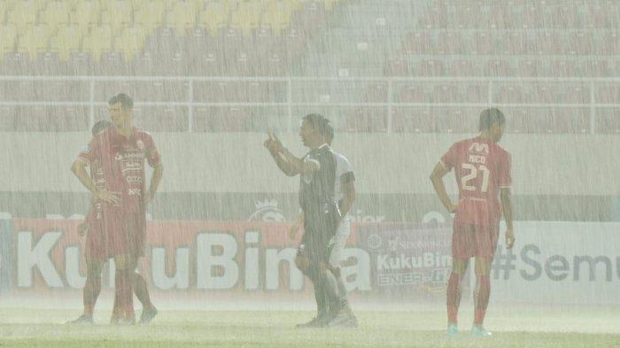 Wasit pertandingan PSS Sleman vs Persija Jakarta, Ruli (tengah) memberi instruksi dihentikannya laga di Stadion Manahan, Solo, Jumat (23/12/2022) sore.