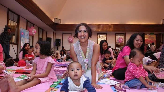 Widi Mulia dan putra ketiganya Den Bagus, ikut melakukan pijat bayi bersama ibu-ibu dalam workshop Fun Baby Massage peluncuran My Baby Lovely Spa di Istana Ballroom Sari Pan Pacific Hotel Jakarta, Sabtu, 6 Juni 2015.