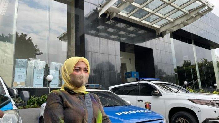 Yusna, ibunda korban penganiayaan berinisial MFB (16) di PTIK Jakarta Selatan saat mendatangi Polda Metro Jaya, Selasa (15/11/2022).