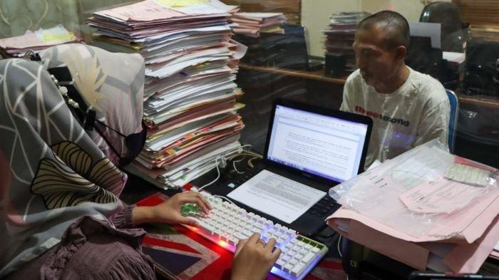 Beringas saat aniaya sampai melindas ibu kandungnya, anak durhaka ini langsung cengeng begitu di depan polisi.