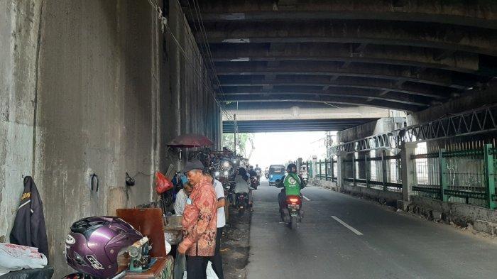 Suasana di kolong flyover Jatinegara yang menjadi spot khusus penjahit dan sol sepatu, Selasa (6/4/2021)