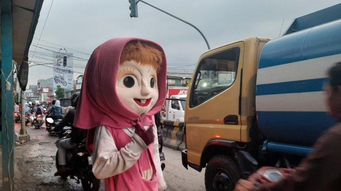 Abdullah, badut di kawasan Pondok Melati, Bekasi, Jawa Barat, Selasa (26/11/2019)