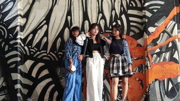 Kawanan ABG wanita jadi percontohan model outfit bagi remaja yang nongkrong di Terowongan Kendal, Jakarta, Sabtu (2/7/2022).