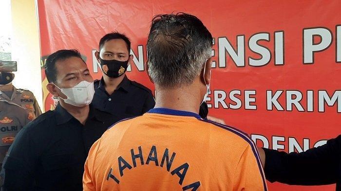 Aca (63) pelaku pembunuhan mantan istri, warga Desa Karangjaya, Kecamatan Pedes, Karawang, Jawa Barat saat di Mapolsek Rengasdengklok, Selasa (31/8/2021).
