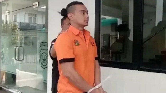 Pemain sinetron dan film Agung Saga baru dibebaskan awal Oktober 2020 setelah dihukum 1,5 tahun karena kasus narkoba. Pemain FTV Agung Saga ketika dihadirkan polisi dalam jumpa pers di Mapolda Metro Jaya, Semanggi, Jakarta Selatan, Rabu (10/4/2019).