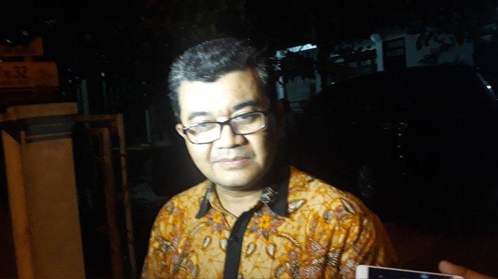 Ahli Psikologi Forensik Reza Indragiri saat menyambangi TKP dugaan pembunuhan satu keluarga di Bekasi, Selasa (13/11/2018).