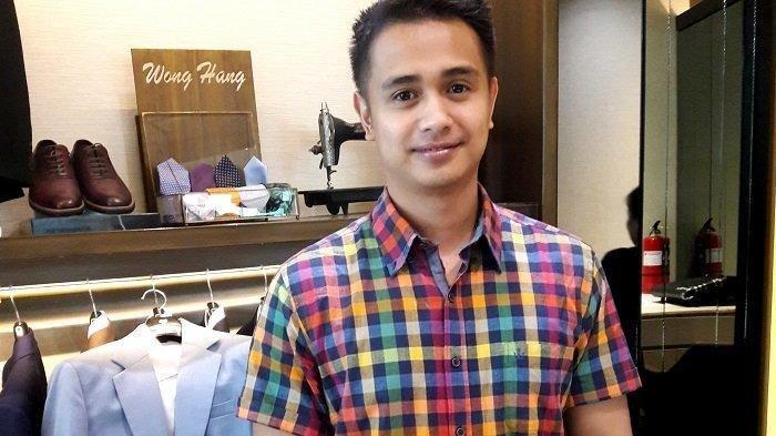 Ajun Perwira saat fitting busana pengantin, Sabtu (21/4/2019).