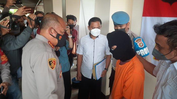 PSK alias Akong (44), tersangka kasus produsen miras ciu ilegal di Perumahan Bumi Dirgantara Permai Jatiasih Bekasi saat di Polres Metro Bekasi Kota, Rabu (2/3/2022).